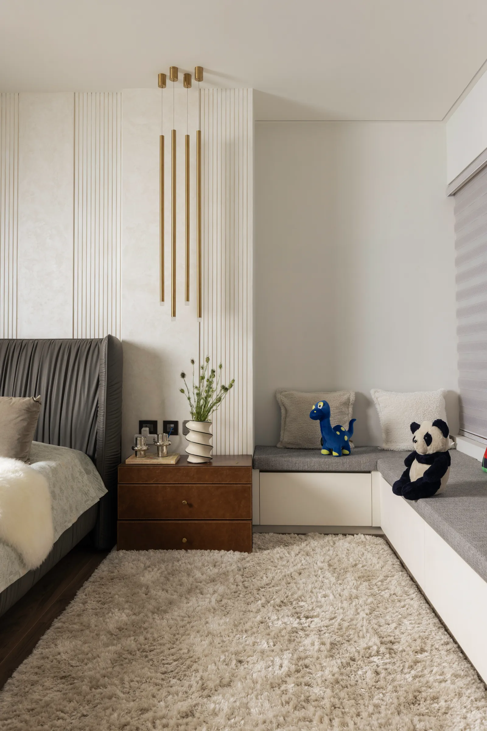 Kids' bedroom with window seat and grey headboard — Seema Katta Svasa